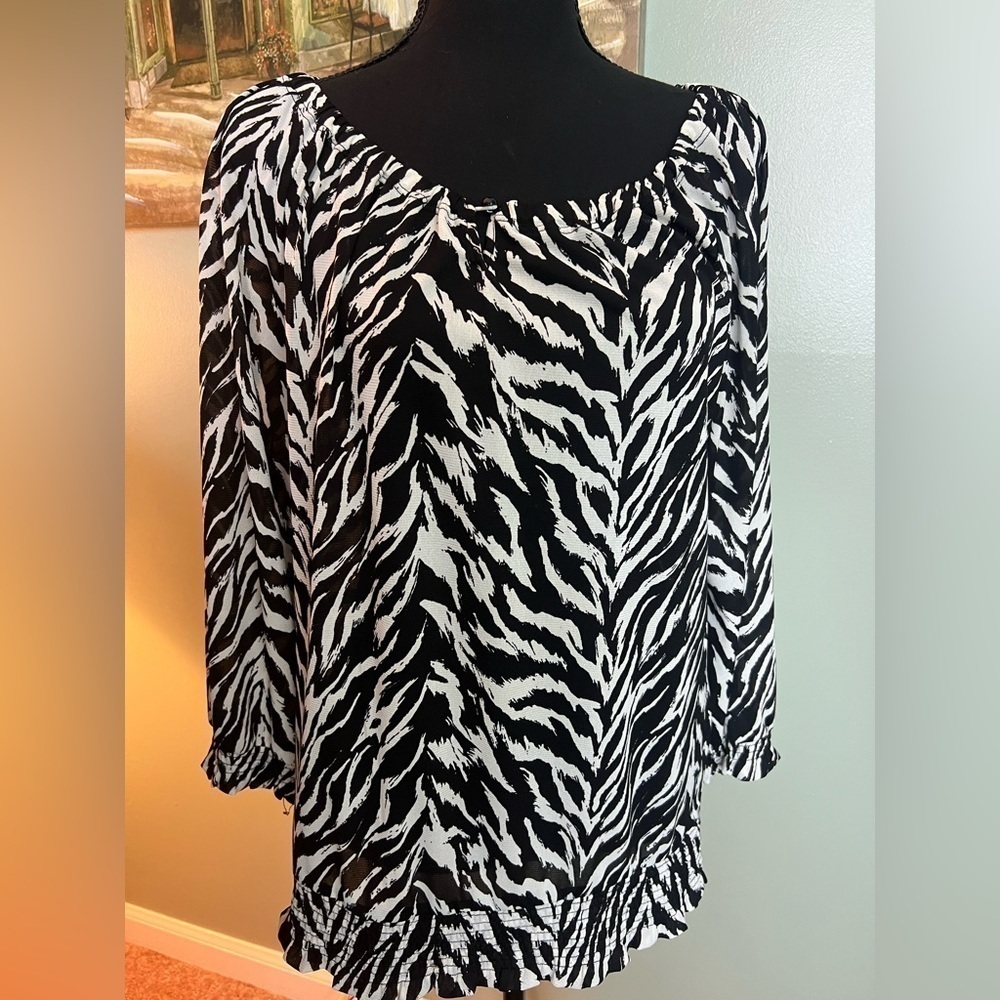 Jones New York brand black & white animal print Size S.